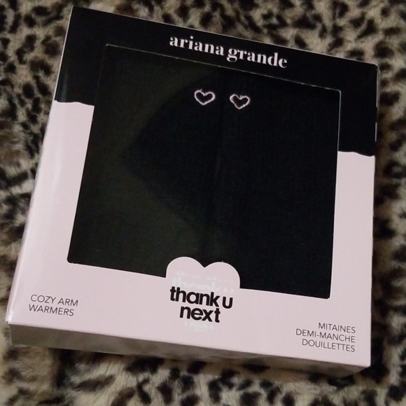 ARIANA GRANDE COZY ARM WARMERS - Picture 2 of 3